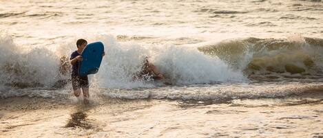 Una persona surfeando con una tabla azul en el océano.