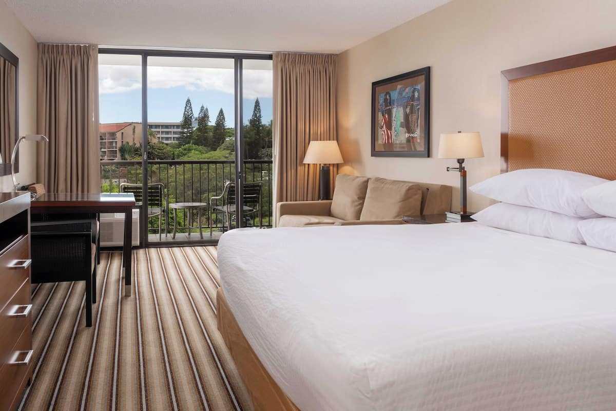 Hoku King | Premium bedding, pillowtop beds, in-room safe, laptop workspace
