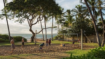 Playa en los alrededores y playa de arena blanca