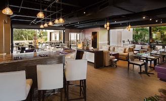 2 restaurantes; se sirve desayuno, almuerzo, cena y brunch
