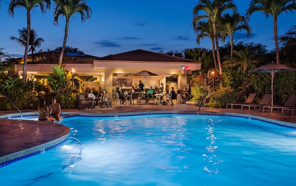 Piscine extérieure, parasols, chaises longues