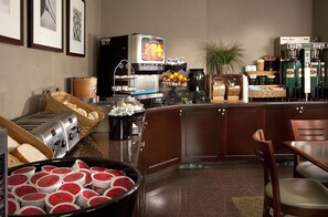 Desayuno continental gratuito y diario