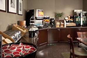 Desayuno continental gratuito y diario