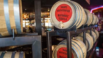 En stige med træfade, der er mærket "SHARPS HOUSECRAFTED MAYAHUEL TEQUILA".