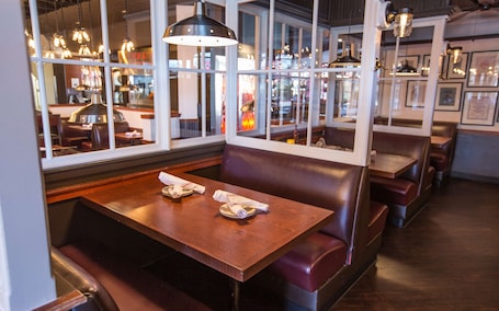 Restaurant. Coast Gateway Hotel