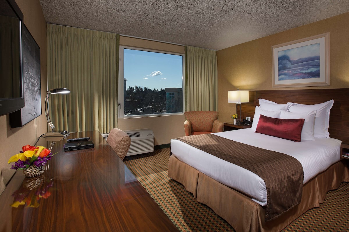 room | egyptian cotton sheets, premium bedding, in-room safe, desk