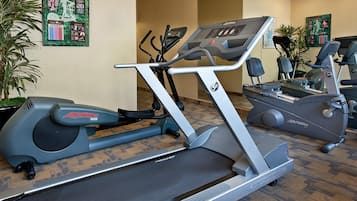 Un centre de remise en forme équipé de tapis de course et d'appareils d'exercice.