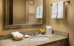 Ducha y bañera combinadas y artículos de higiene personal gratuitos