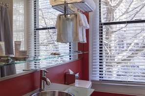 Premium Room, 1 King Bed (Max King) | Bathroom amenities