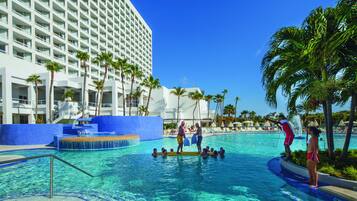 Een buitenzwembad, ligstoelen bij het zwembad