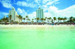 Sulla spiaggia, sabbia bianca, lettini da mare, ombrelloni