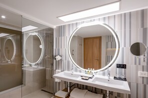 Shower, rainfall showerhead, eco-friendly toiletries, hair dryer - Hotel Riu Palace Antillas - Adults Only - All Inclusive (Noord)