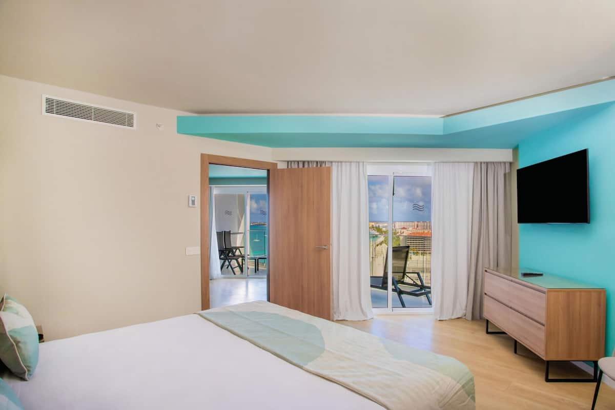 1 bedroom, pillowtop beds, minibar, in-room safe