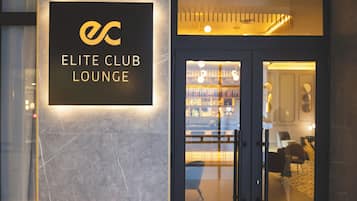 2 bars/lounges, poolside bar