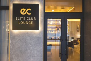 2 bares, bar junto a la piscina