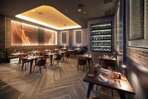 4 restaurants, dinner served