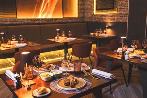 4 restaurantes, se sirve cena, cocina fusión 