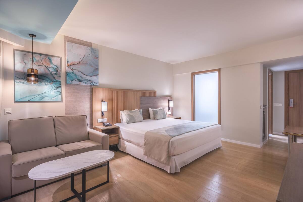 Pillowtop beds, minibar, in-room safe, laptop workspace