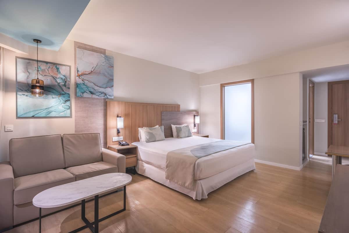1 bedroom, pillowtop beds, minibar, in-room safe