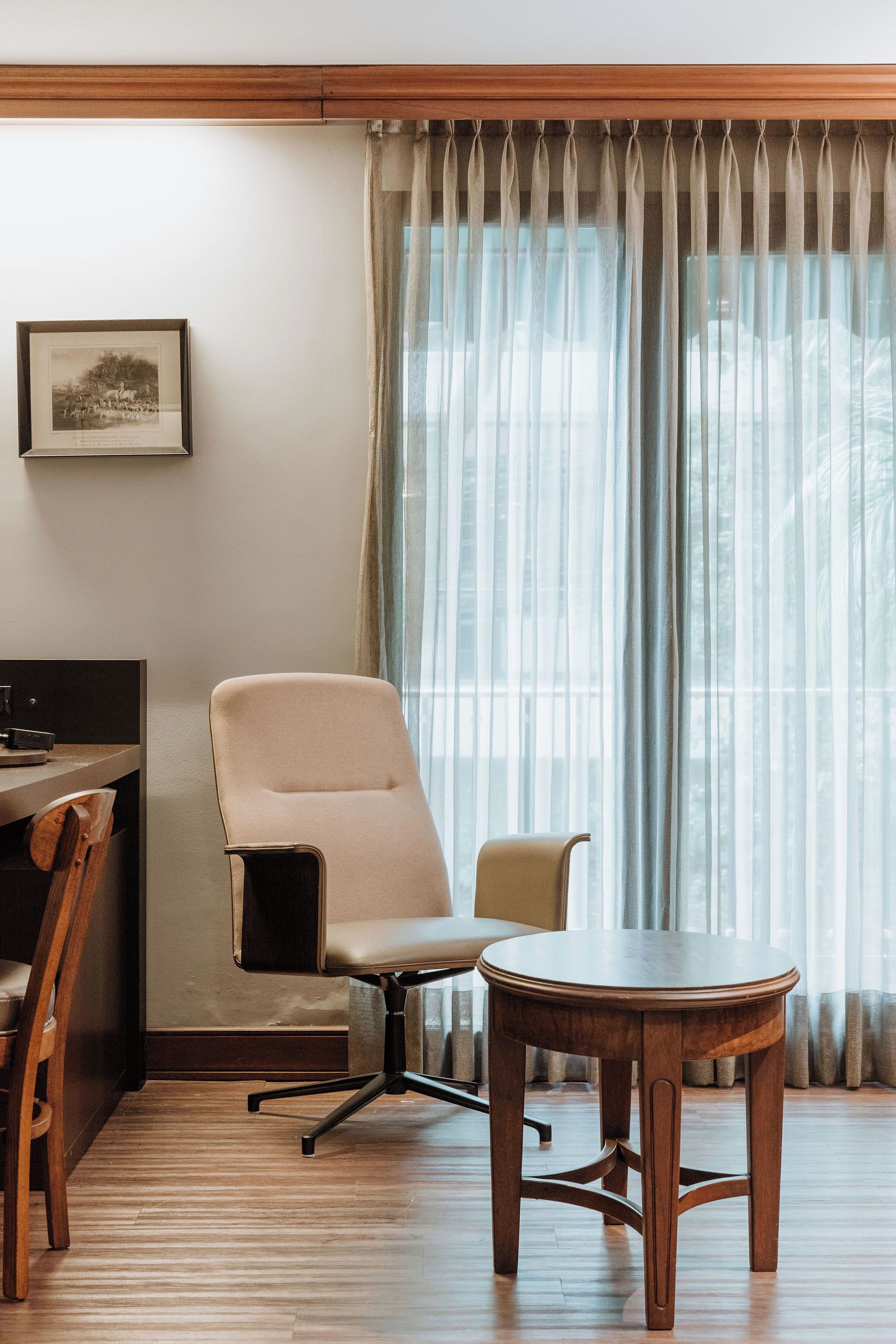 premium room, 1 king bed | living area