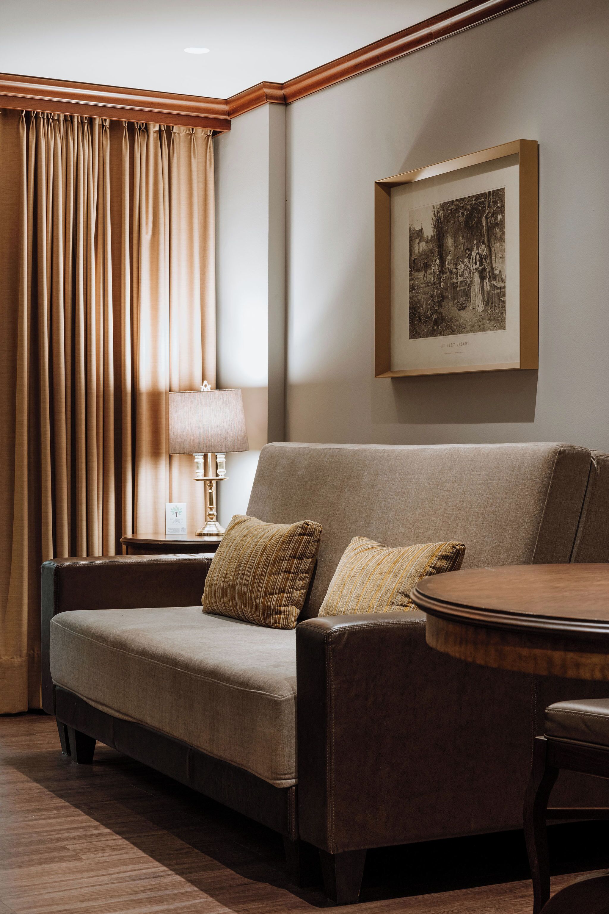 premium room, 1 king bed | living area