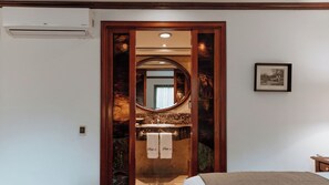 Suite, 1 Queen Bed | Bathroom | Designer toiletries, hair dryer, bathrobes, slippers - Hotel Park 10 (Medellín)