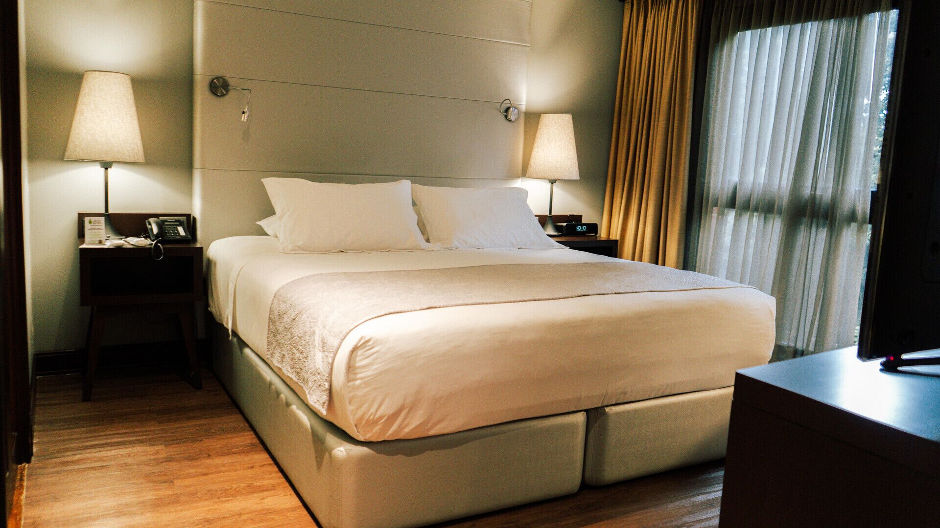 1 bedroom, Egyptian cotton sheets, premium bedding, Select Comfort beds