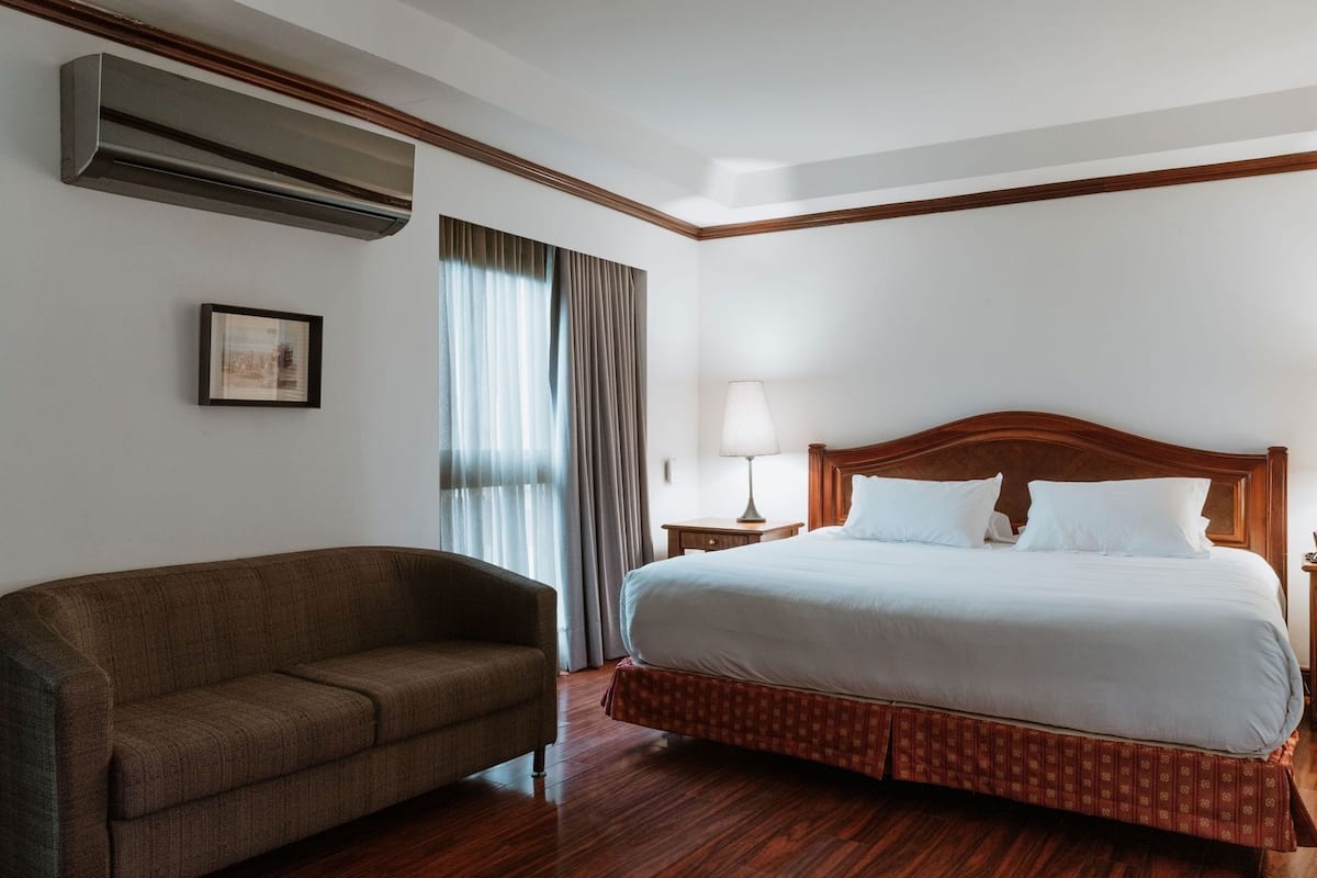 1 bedroom, Egyptian cotton sheets, premium bedding, Select Comfort beds