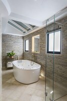 Presidential Süit | Banyo | Lüks banyo/kozmetik ürünleri, saç kurutma makinesi, bornoz, terlik 