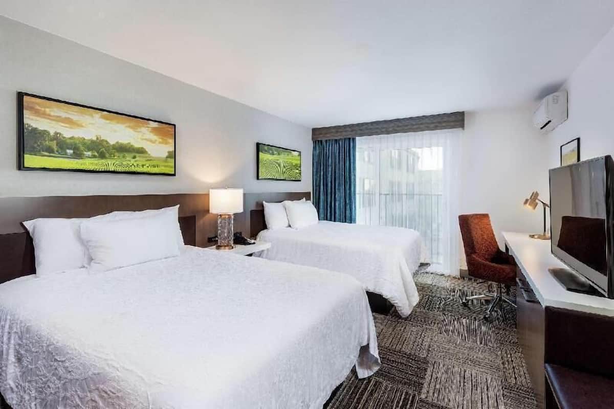 Premium bedding, in-room safe, desk, laptop workspace