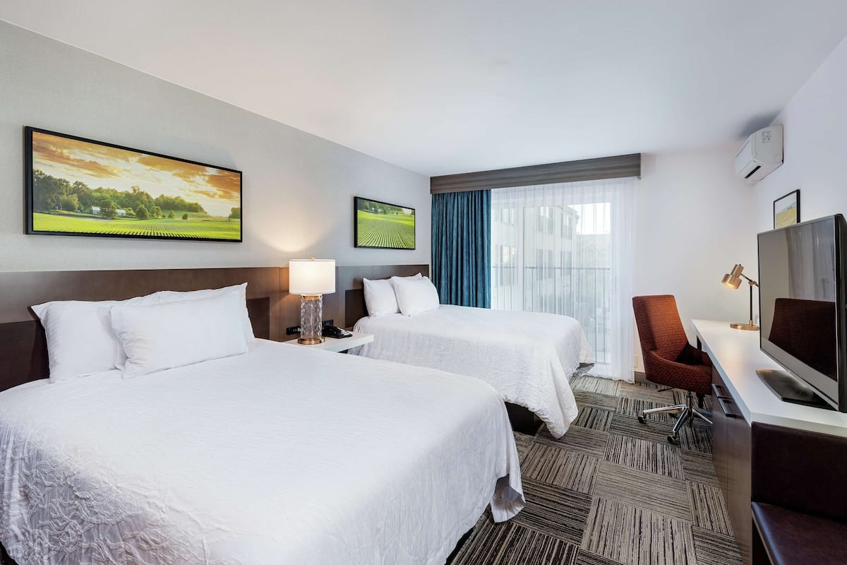Premium bedding, in-room safe, desk, laptop workspace