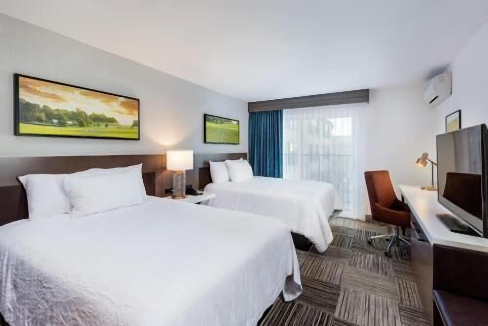 เครื่องนอนระดับพรีเมียม, ตู้นิรภัยในห้องพัก, โต๊ะทำงาน