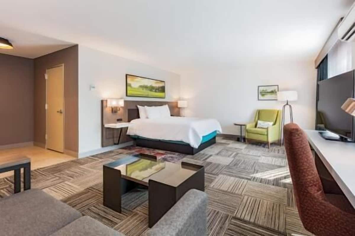 Premium bedding, in-room safe, desk, laptop workspace