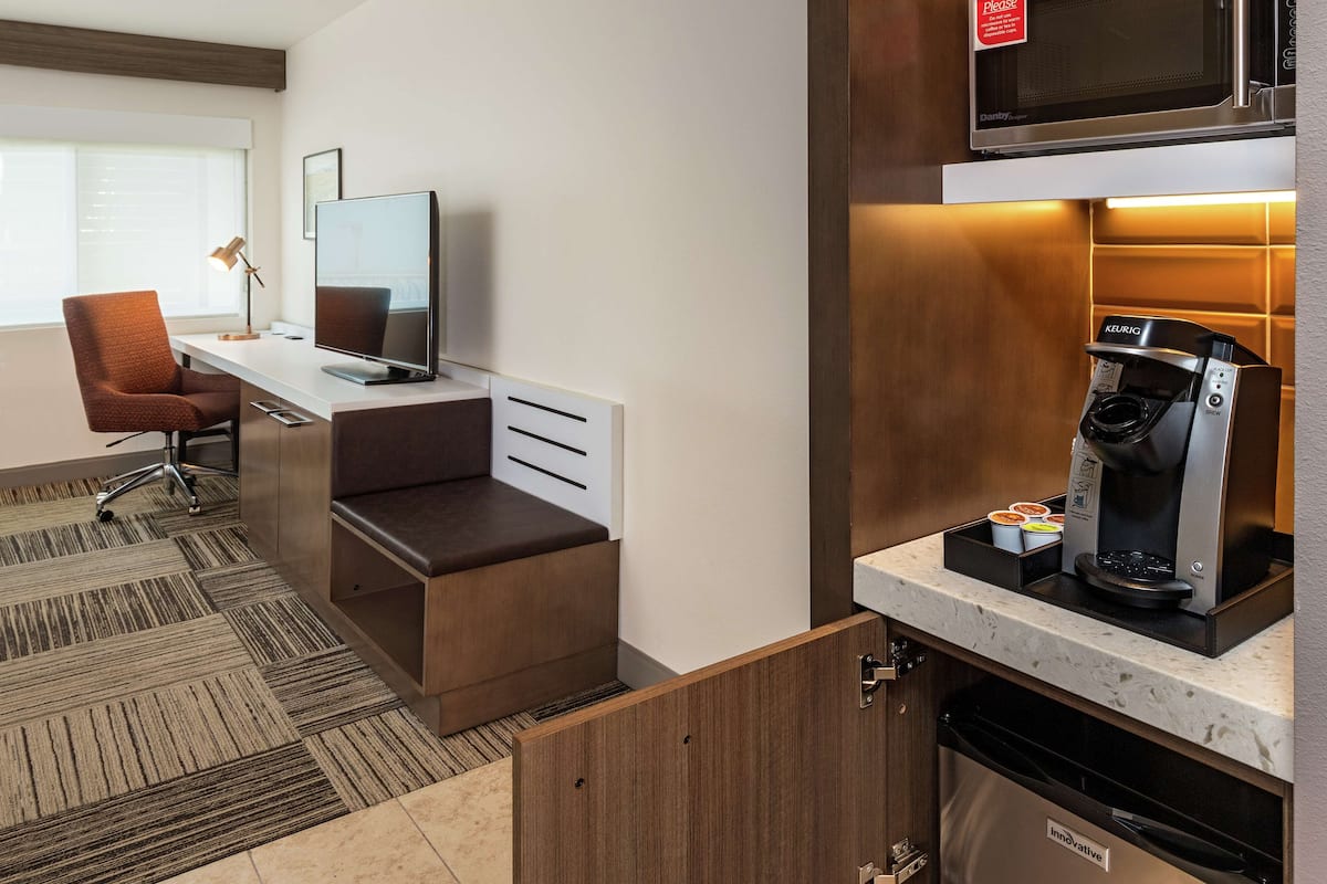 Premium bedding, in-room safe, desk, laptop workspace