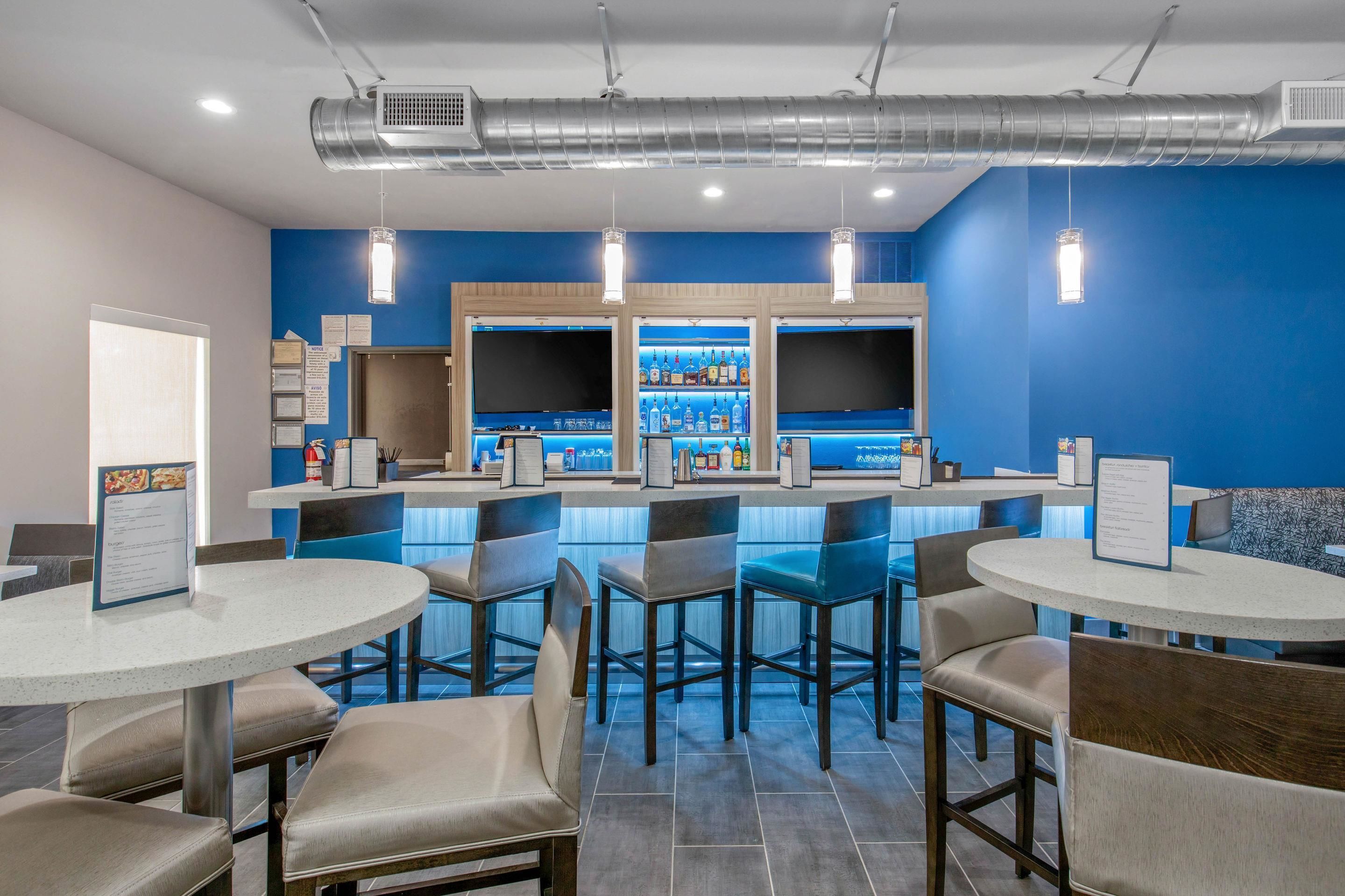 供应早餐和晚餐