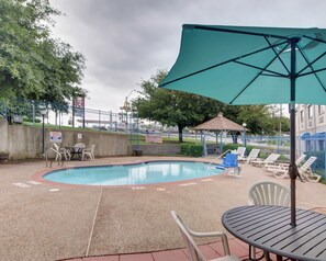 Una piscina al aire libre de temporada