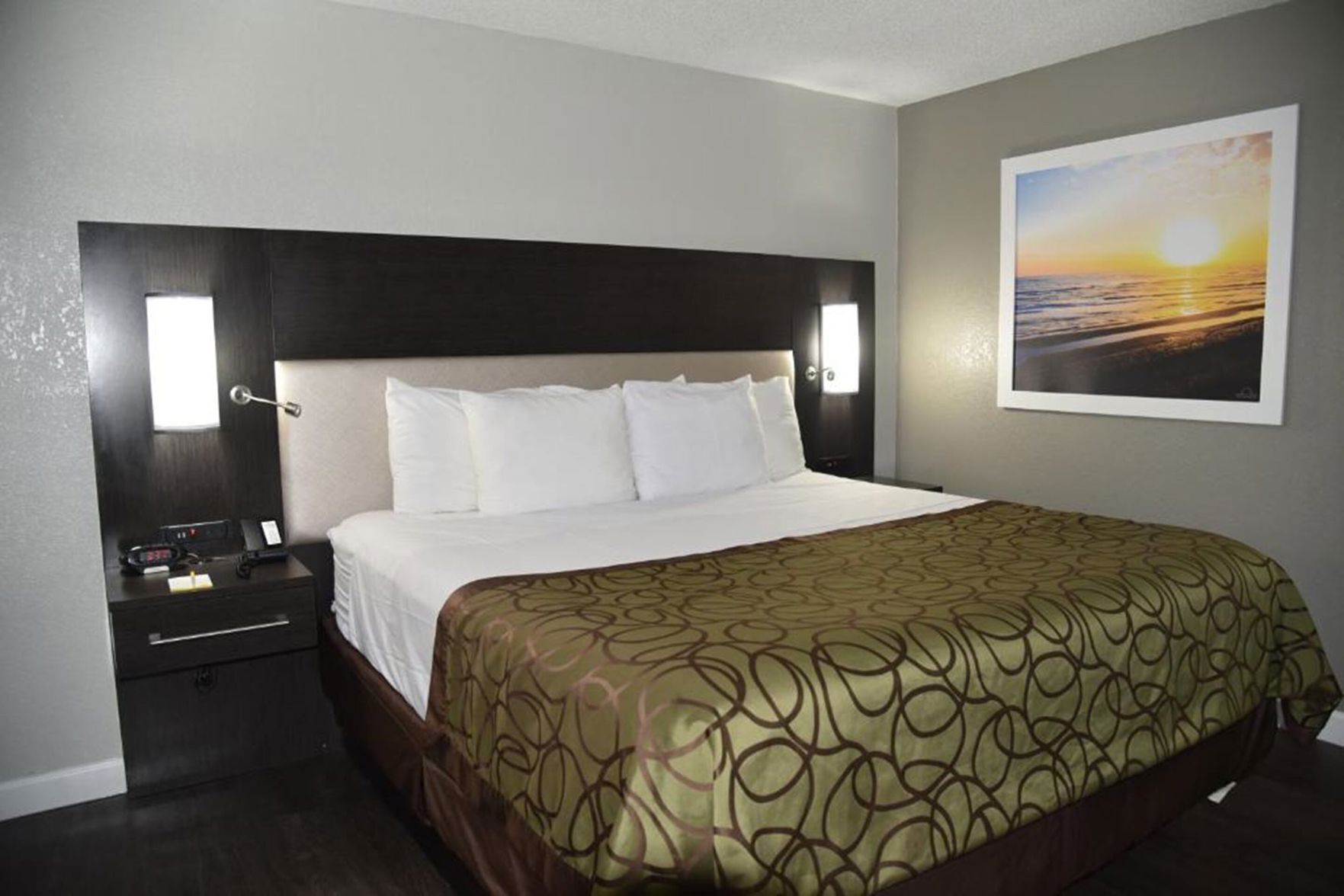 Desk, free cribs/infant beds, rollaway beds, free WiFi