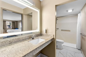 Quarto standard, 2 camas Queen, acessível, para não fumantes | Banheiro acessível