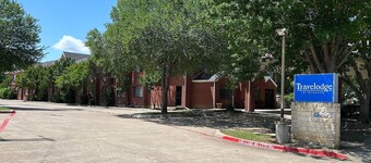 Travelodge by Wyndham Arlington/Dallas Area