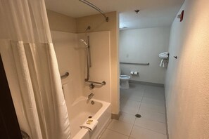 1 Queen Bed, Mobility Accessible Room, Bathtub w/ Grab Bars, Non-Smoking | Tillgänglighetsanpassat badrum