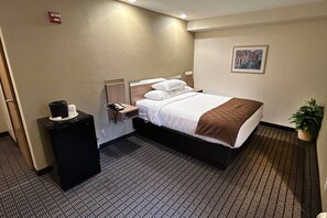 1 Queen Bed, Mobility Accessible Room, Bathtub w/ Grab Bars, Non-Smoking | Escritorio, tabla de planchar con plancha, cunas gratuitas y wifi gratis