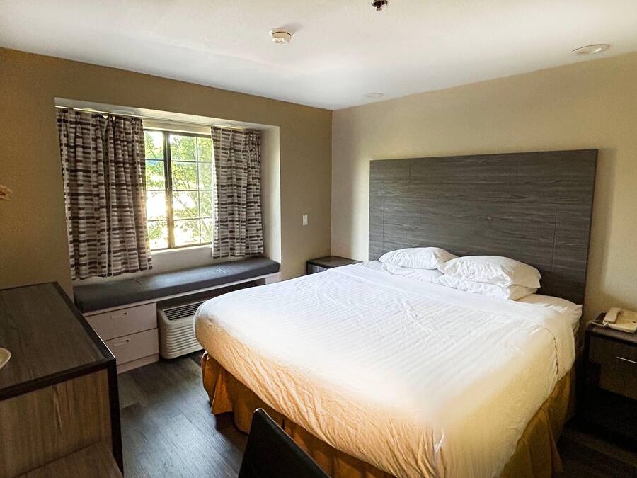 1 King Bed, Mobility Accessible Suite, Roll-In Shower, Non-Smoking | Escritorio, tabla de planchar con plancha, cunas gratuitas y wifi gratis
