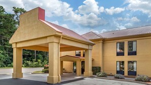 A building with a covered entrance and a flat roof. - Econo Lodge Saint Stephen (St. Stephen)