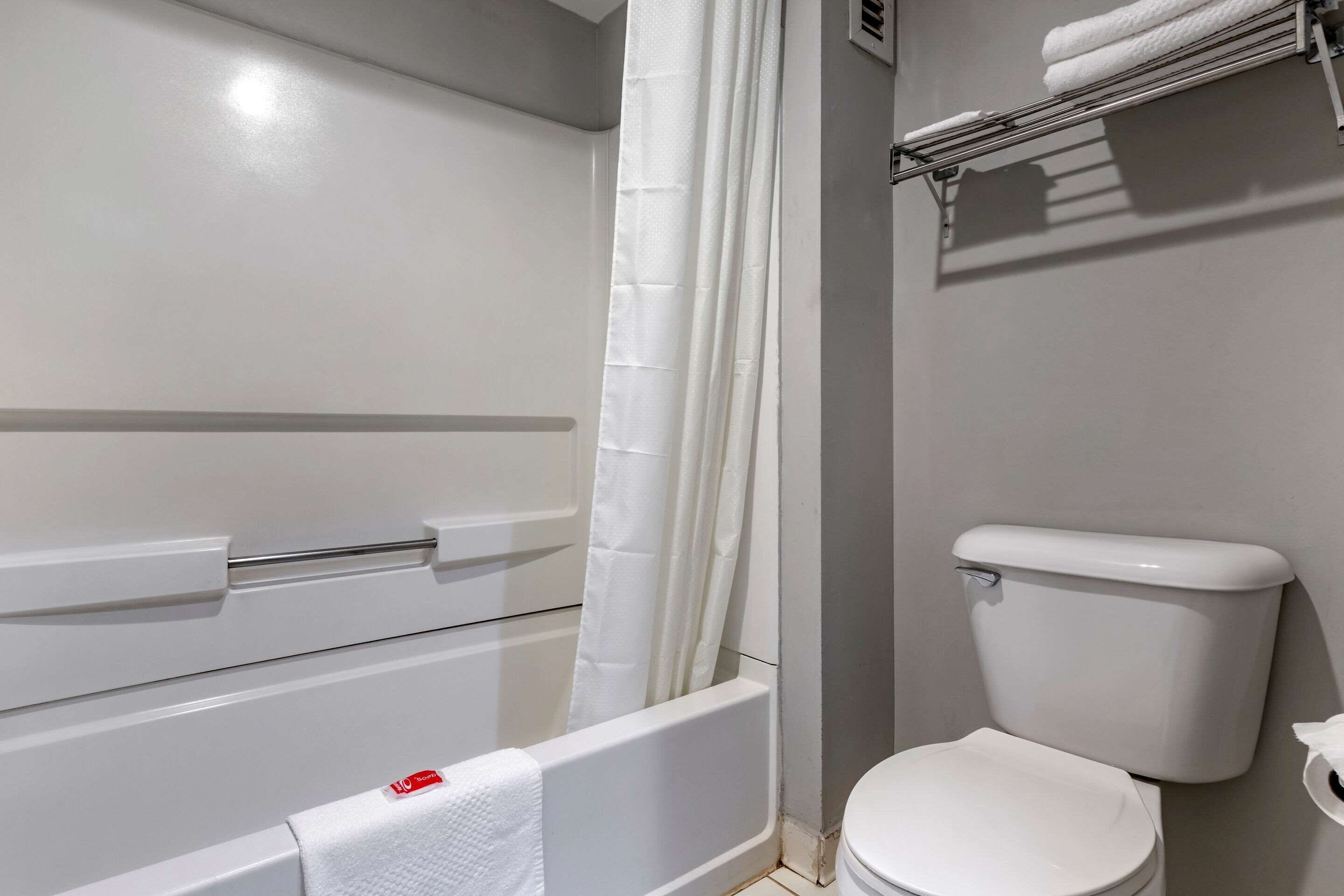 Habitación estándar, 1 cama de matrimonio grande, no fumadores | Baño | Ducha y bañera combinadas, cabezal de ducha tipo lluvia y toallas