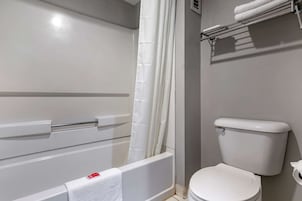 Quarto standard, 1 cama King, para não fumantes | Banheiro | Chuveiro/banheira combinados, chuveiro com efeito de chuva