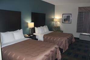 Habitación estándar doble, 2 camas dobles, no fumadores | Escritorio, espacio para trabajar con un portátil, cortinas opacas