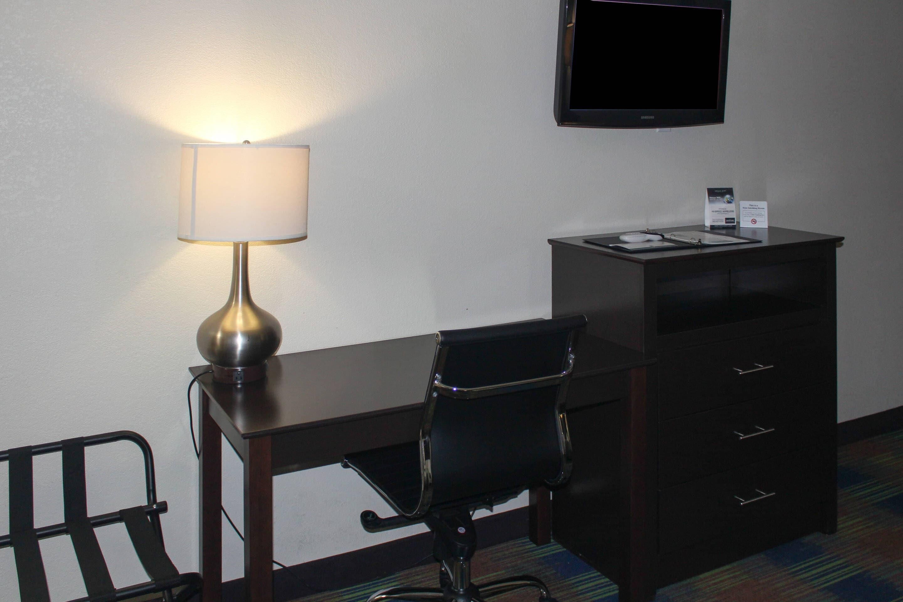 标准房, 1 张特大床, 无烟房 | 办公桌、笔记本电脑工作区、遮光窗帘、熨斗/熨衣板