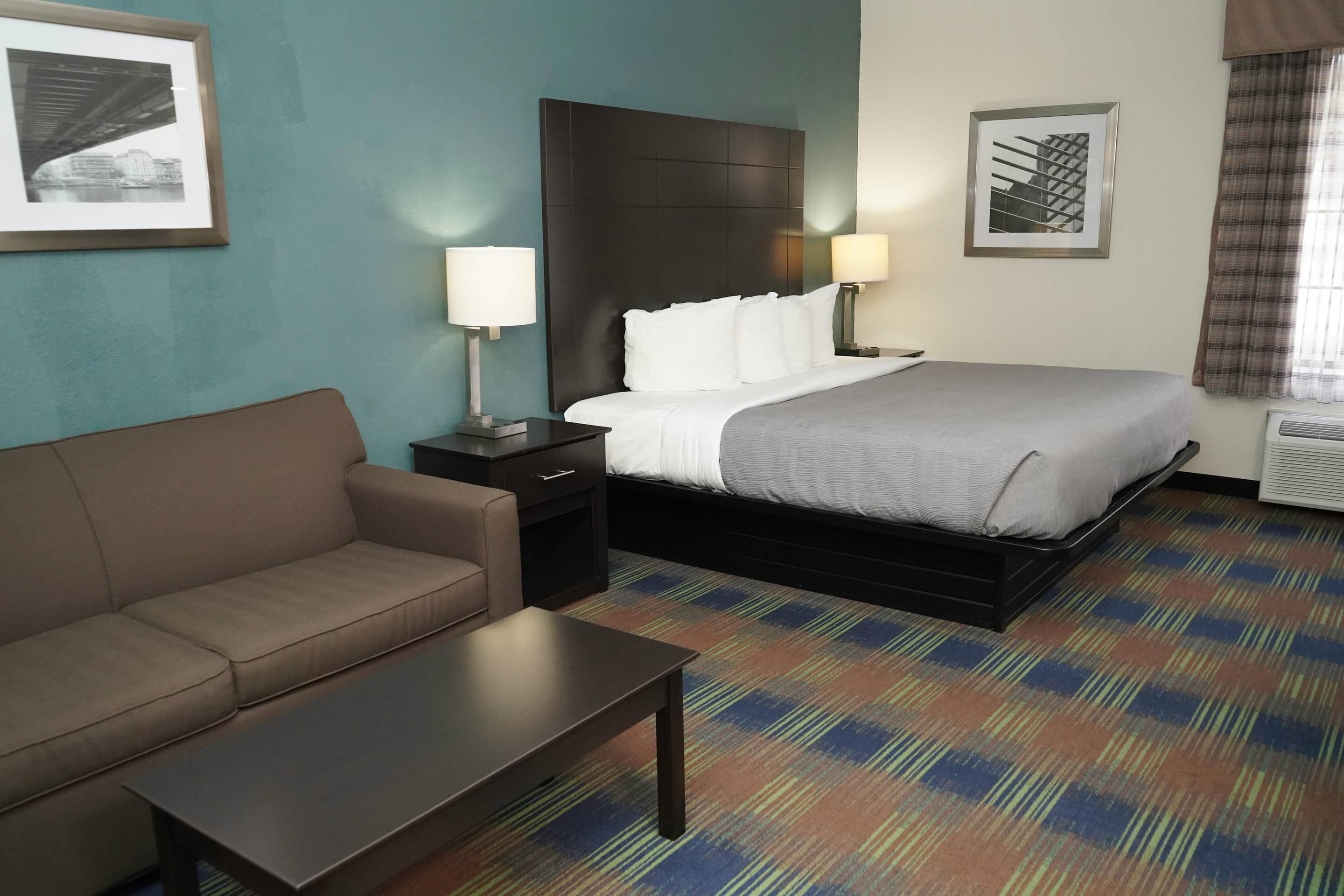 スタンダード ルーム キングベッド 1 台 禁煙 | デスク、ノートパソコン用作業スペース、遮光カーテン、アイロン / アイロン台