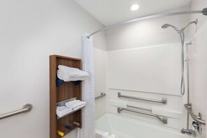 Hair dryer, towels - Microtel Inn by Wyndham Bowling Green (Bowling Green)
