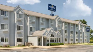 A Microtel Inn by Wyndham with a central entrance, multiple windows, and a parking lot. - Microtel Inn by Wyndham Bowling Green (Bowling Green)